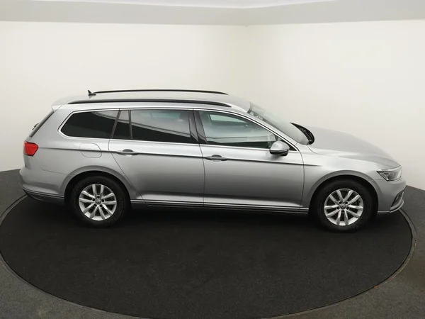 VOLKSWAGEN Passat SW (2020) — foto 12 van 23