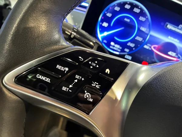 Mercedes-Benz EQE-350 (2022) — foto 8 van 29