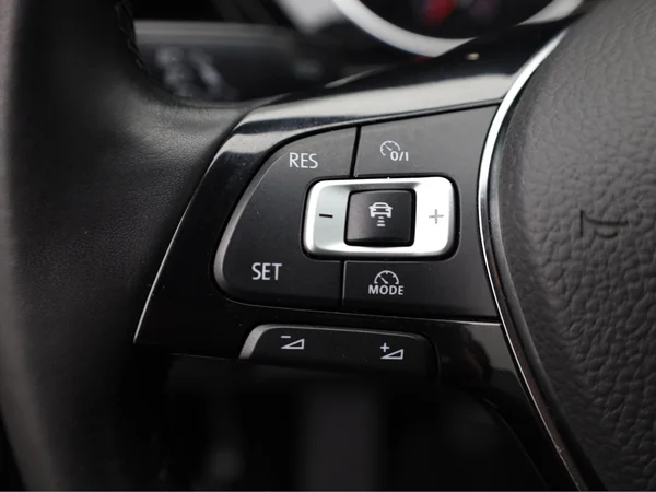 VOLKSWAGEN Touran (2017) — foto 9 van 23