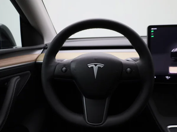 Tesla Model Y (2023) — foto 37 van 39