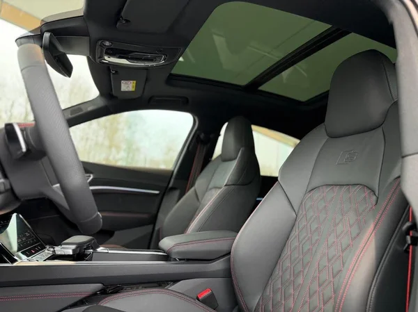 AUDI Q8 Sportback e-tron (2025) — foto 8 van 12