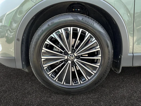 VOLKSWAGEN Tiguan (2024) — foto 9 van 22