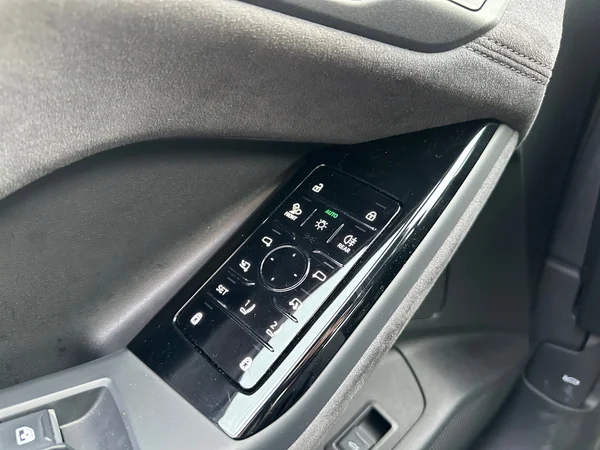 AUDI Q6 e-tron (2025) — foto 9 van 23