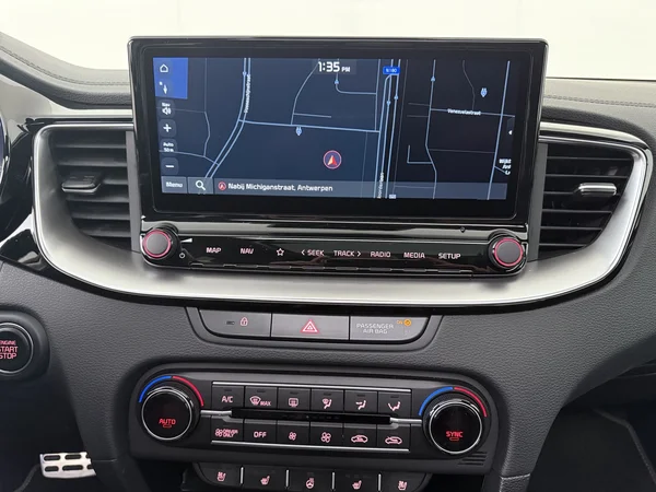 KIA Ceed SW (2023) — foto 3 van 31