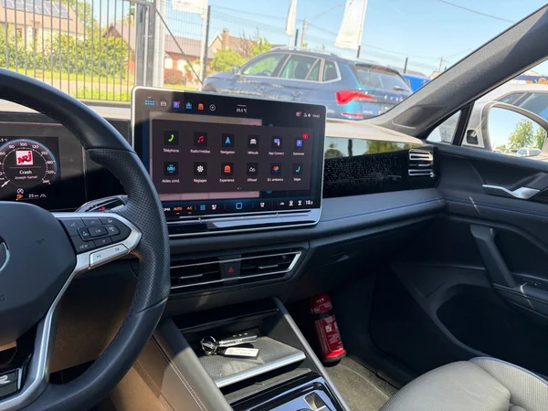 VOLKSWAGEN Tiguan (2024) — foto 2 van 14