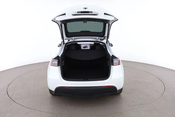 Tesla Model Y (2022) — foto 7 van 16