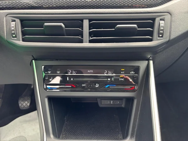 VOLKSWAGEN Taigo (2023) — foto 3 van 24
