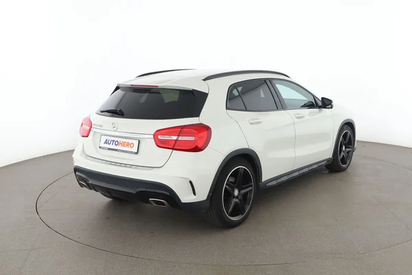 Mercedes-Benz GLA-Klasse (2017) — foto 12 van 16