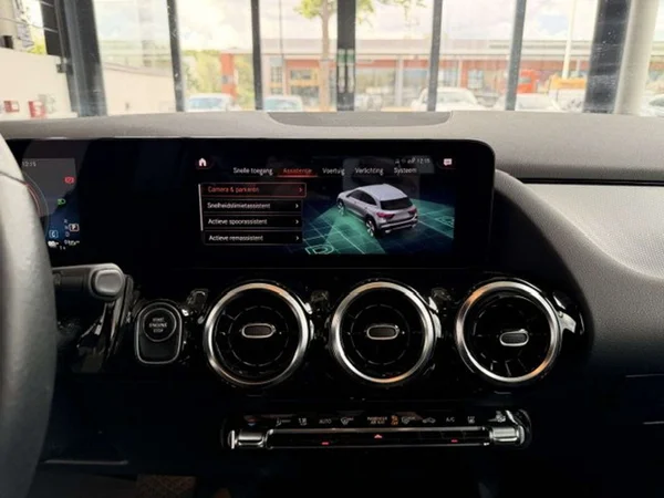 Mercedes-Benz GLA (2023) — foto 7 van 22