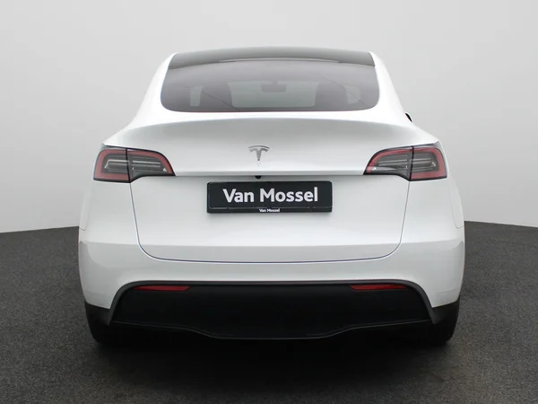 Tesla Model Y (2024) — foto 43 van 46