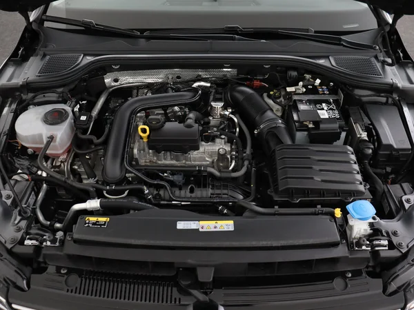 VOLKSWAGEN Golf (2024) — foto 6 van 28