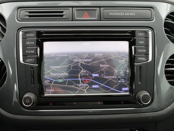 VOLKSWAGEN Tiguan (2016) — foto 11 van 25