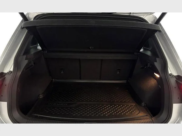VOLKSWAGEN Tiguan (2021) — foto 4 van 33