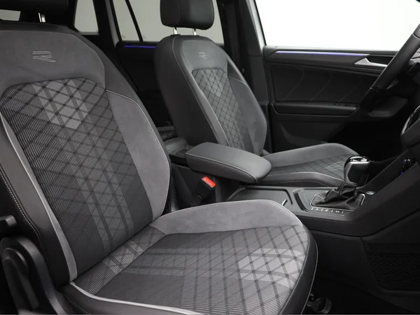 VOLKSWAGEN Tiguan (2023) — foto 18 van 23