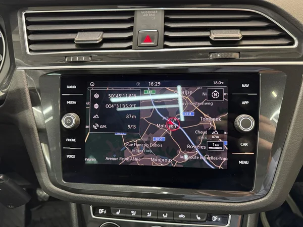 VOLKSWAGEN Tiguan (2018) — foto 5 van 24
