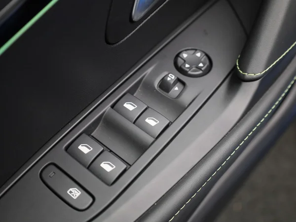 Peugeot e-208 (2023) — foto 32 van 50