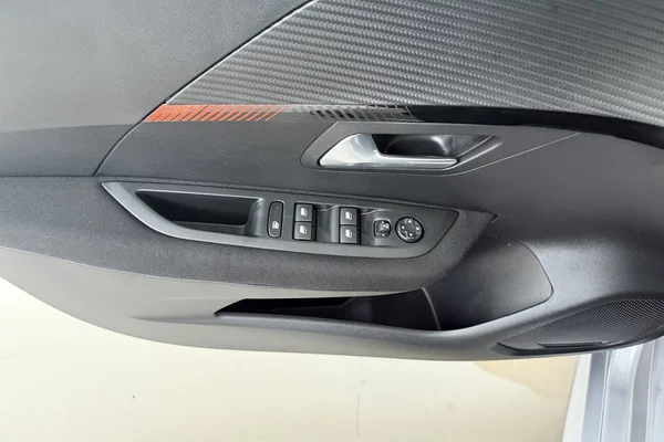 Peugeot E-208 (2022) — foto 8 van 18