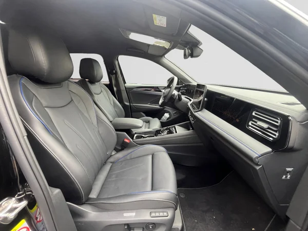 VOLKSWAGEN Tiguan (2025) — foto 2 van 14