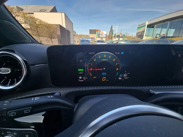 MERCEDES-BENZ A 250 (2023) — foto 8 van 24