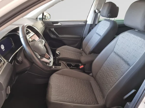 VOLKSWAGEN Tiguan (2022) — foto 22 van 22