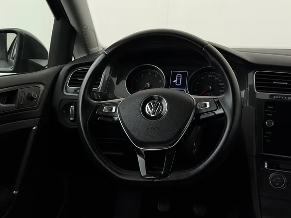 VOLKSWAGEN Golf (2018) — foto 14 van 26