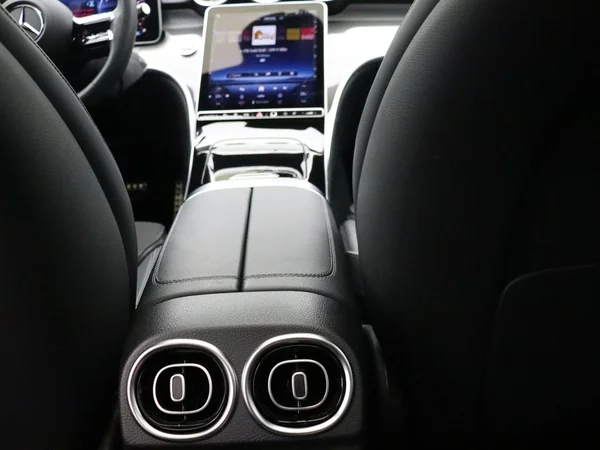 Mercedes-Benz C-Klasse (2025) — foto 13 van 28
