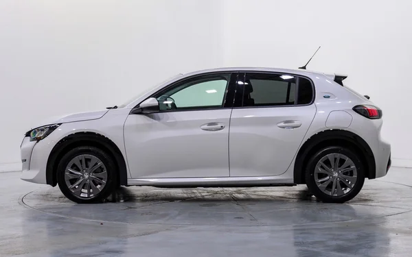 Peugeot E-208 (2021) — foto 12 van 51