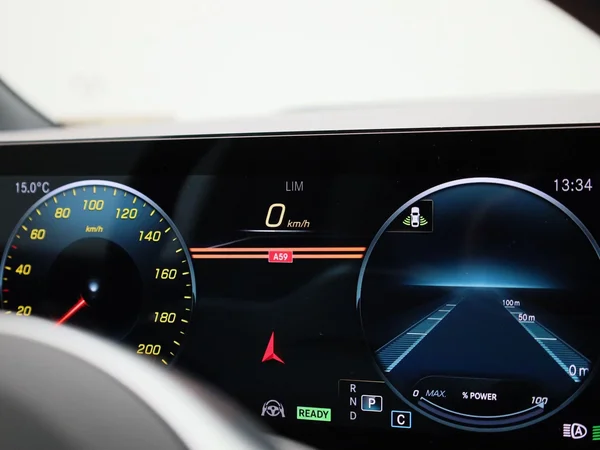 Mercedes-Benz EQA (2021) — foto 18 van 48