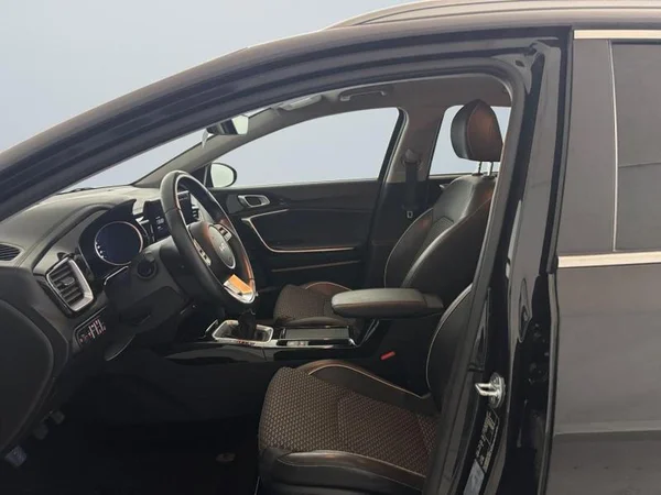 KIA XCeed (2023) — foto 2 van 27