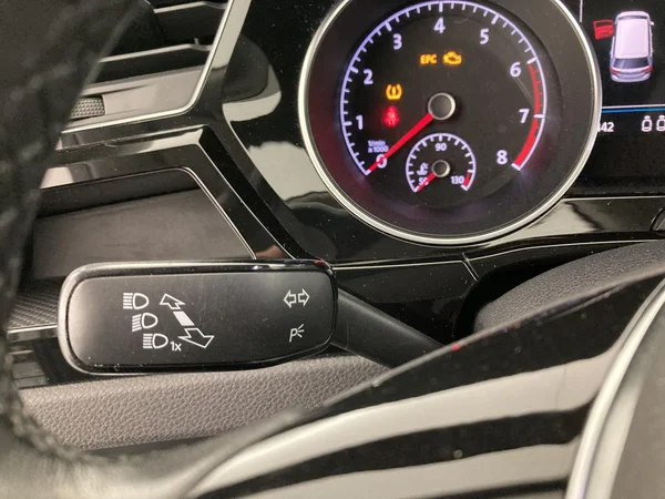 VOLKSWAGEN Touran (2019) — foto 19 van 36