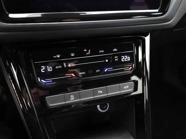 VOLKSWAGEN Touran (2023) — foto 11 van 22