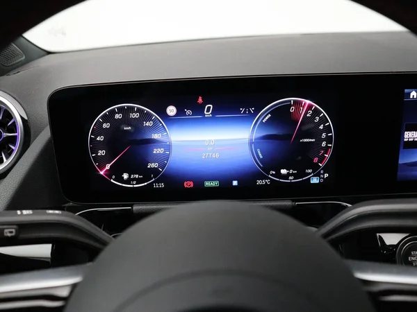 Mercedes-Benz GLA (2024) — foto 6 van 33
