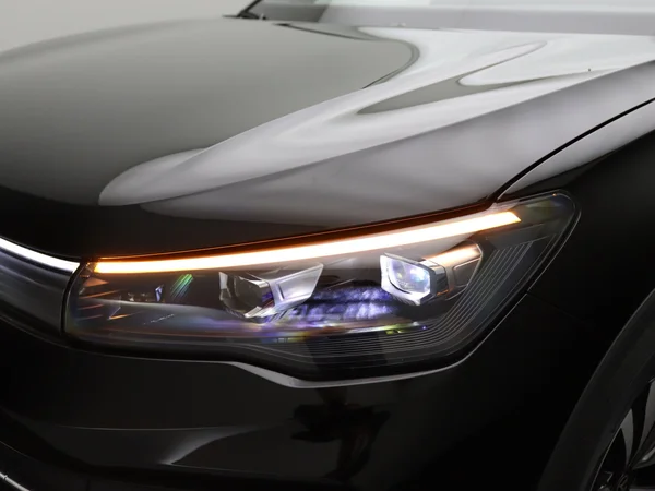 VOLKSWAGEN Tiguan (2025) — foto 10 van 15