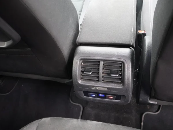 VOLKSWAGEN Touran (2022) — foto 4 van 29