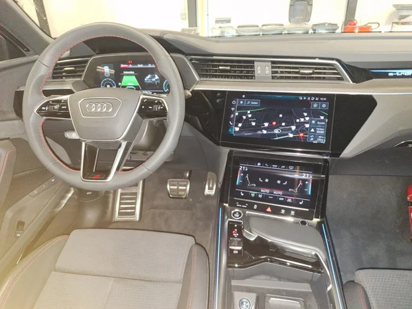AUDI Q8 e-tron Sportback (2025) — foto 17 van 24