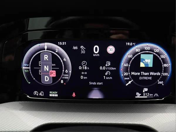 VOLKSWAGEN Golf VIII (2024) — foto 2 van 17
