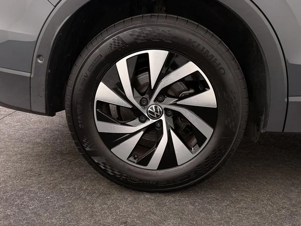VOLKSWAGEN Tiguan (2025) — foto 12 van 18