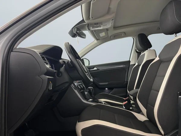VOLKSWAGEN T-Roc (2021) — foto 2 van 26