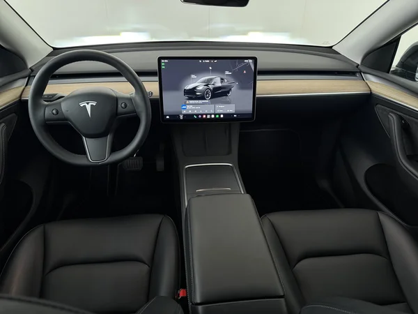TESLA Model Y (2022) — foto 30 van 30