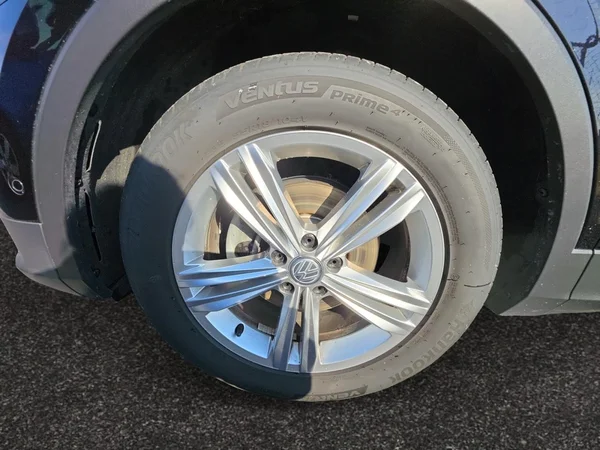 VOLKSWAGEN Tiguan (2019) — foto 16 van 24