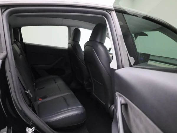 Tesla Model Y (2022) — foto 30 van 41