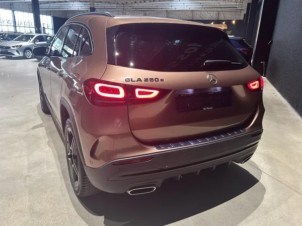 Mercedes-Benz GLA (2023) — foto 12 van 18