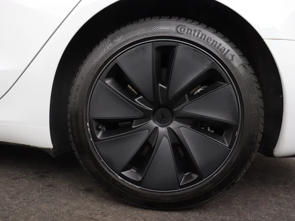 TESLA Model 3 (2024) — foto 7 van 28