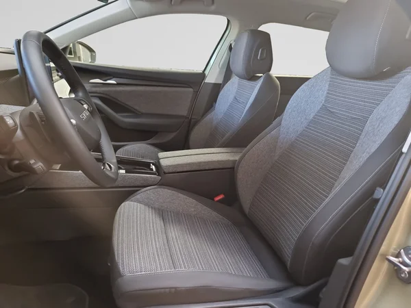 SKODA Superb Combi PHEV (2025) — foto 2 van 16