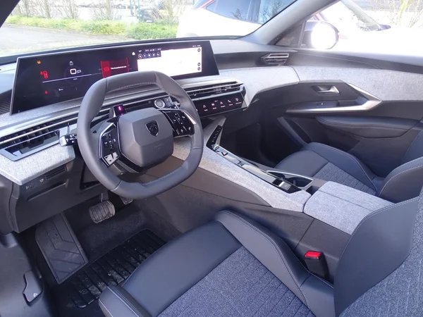 Peugeot e-5008 (2026) — foto 15 van 17