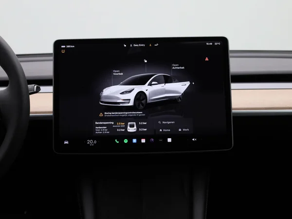 Tesla Model 3 (2023) — foto 43 van 44