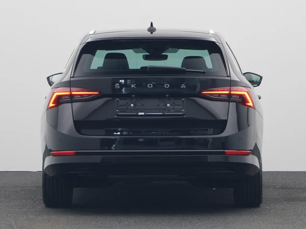SKODA Octavia Combi PHEV (2024) — foto 3 van 20