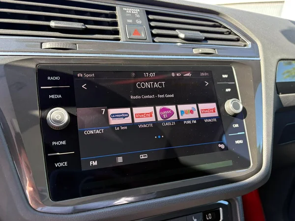 VOLKSWAGEN Tiguan (2018) — foto 3 van 23