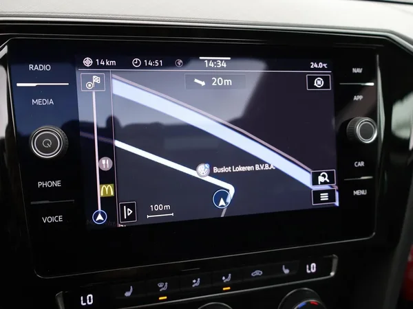 Volkswagen Passat (2021) — foto 19 van 30