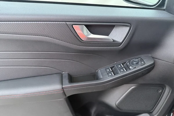 Ford Kuga FHEV (2025) — foto 8 van 22